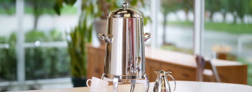Stainless beverage urn for buffet service